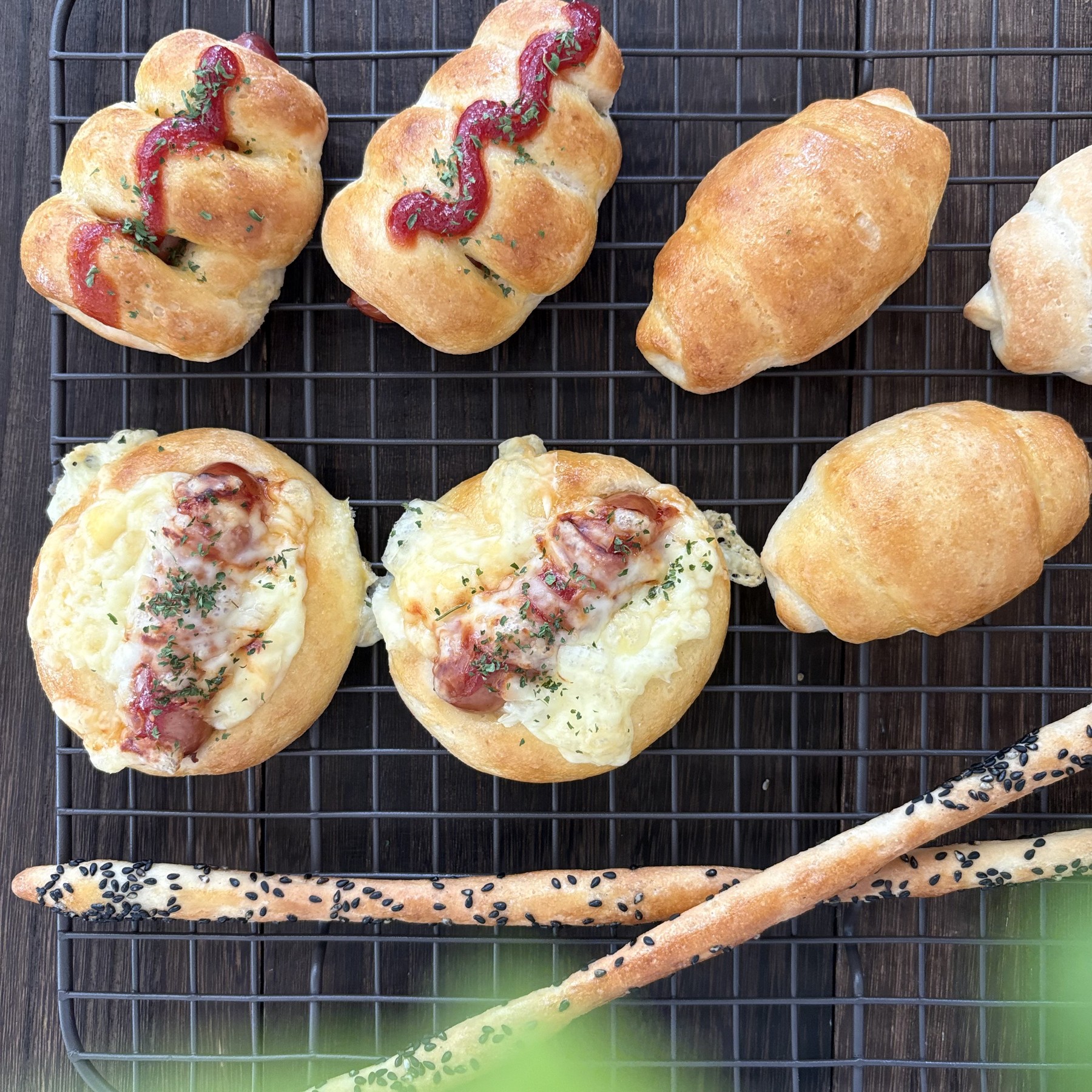 さまざまな形に焼き上げた生米パン