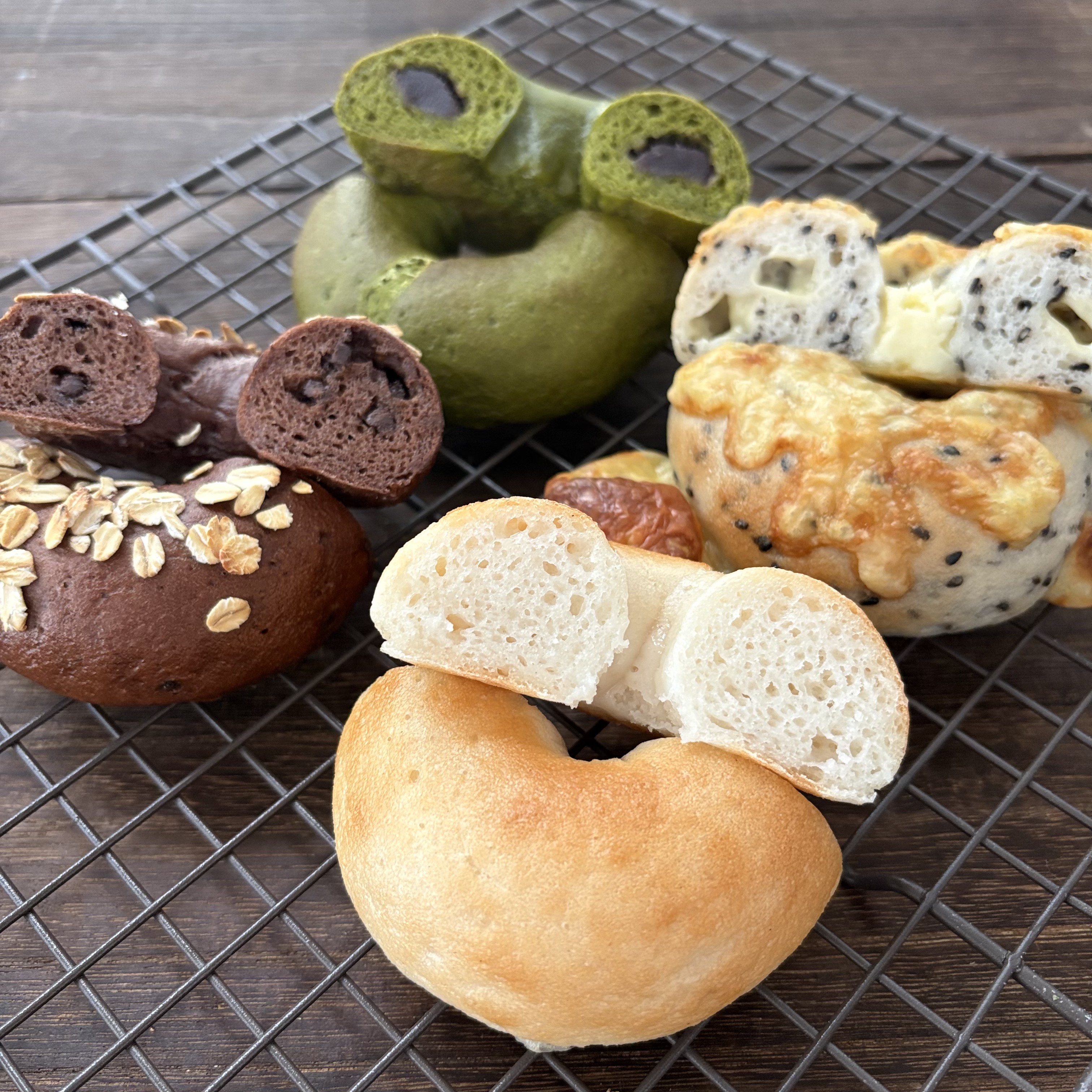 抹茶やチョコレートなど色とりどりの生米パン