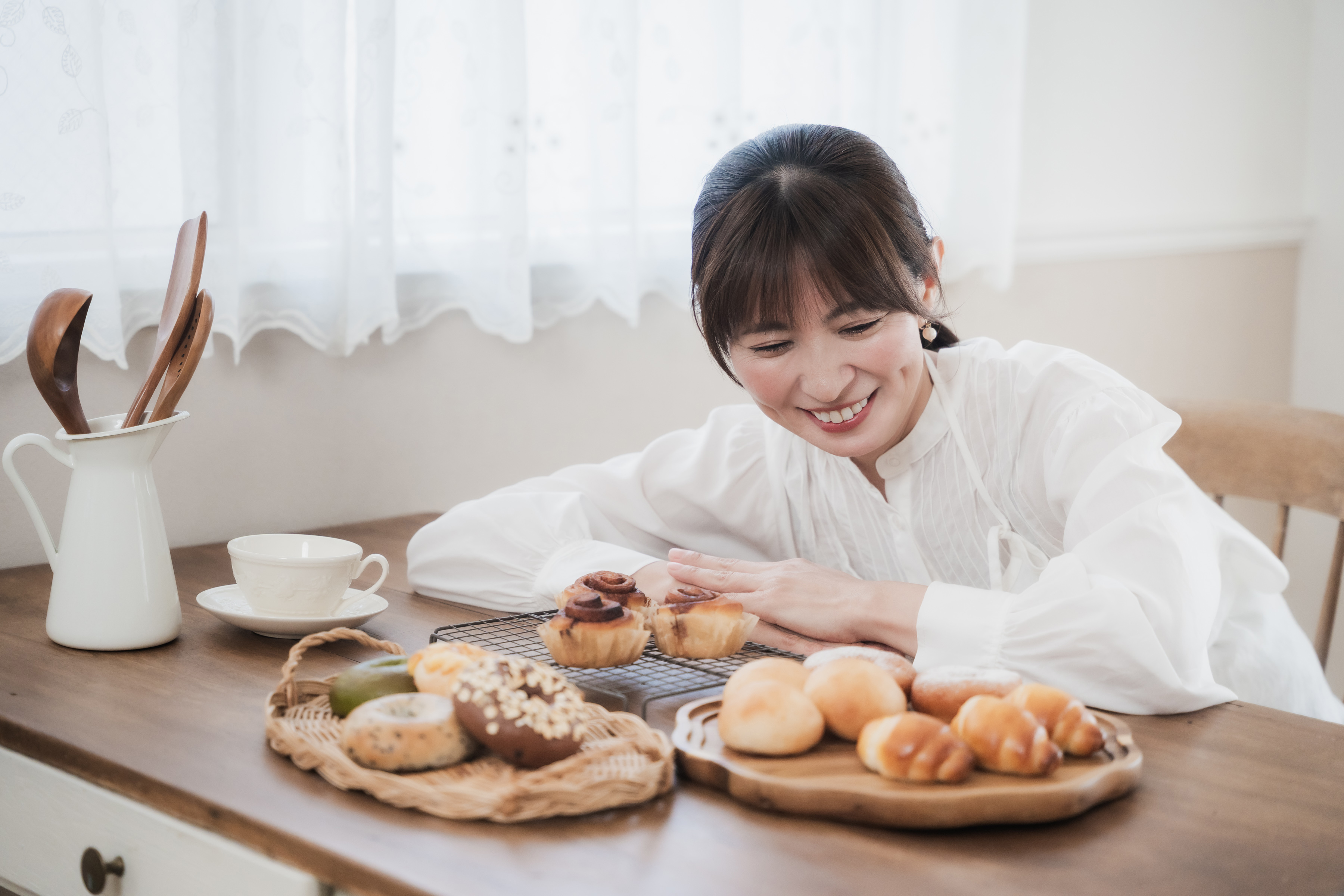 焼き上がった生米パンを笑顔で見つめる講師