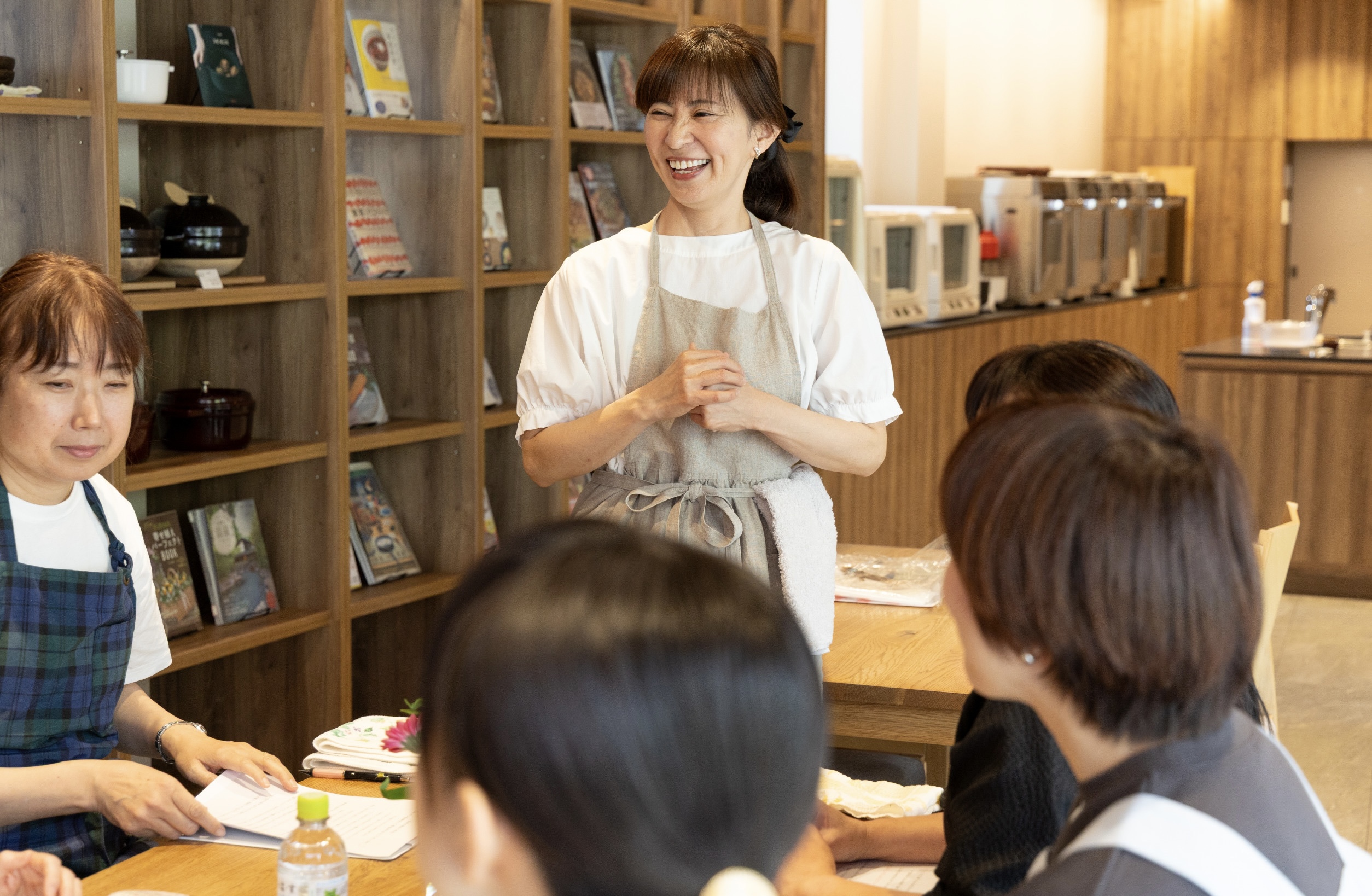 教室で生徒に笑顔でレッスンする講師